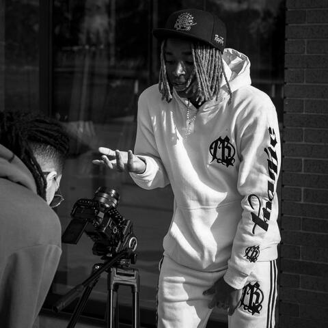 LOVE (feat. Aquando)