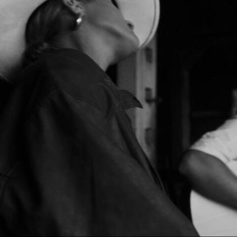 Skandal v rdecem baru.