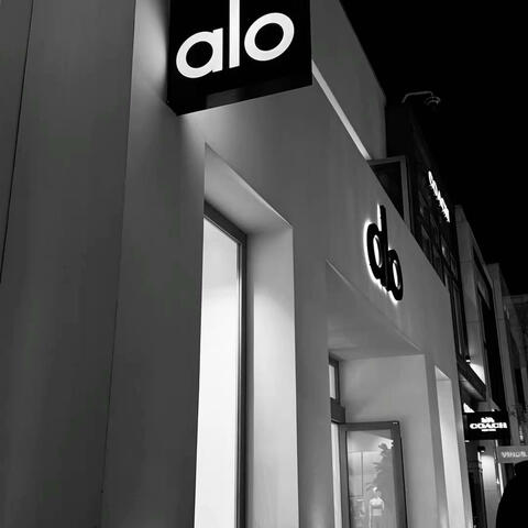 Alo (feat. Tray Global)