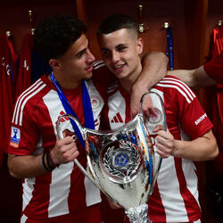 Υμνος Ολυμπιακου αλλα εισαι στα αποδυτηρια του Καραισκακης