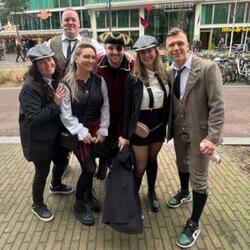 Heinze en Neil uit hun kokosnoot