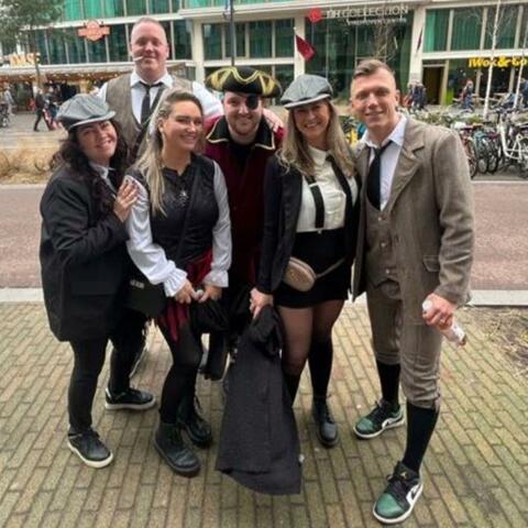 Heinze en Neil uit hun kokosnoot