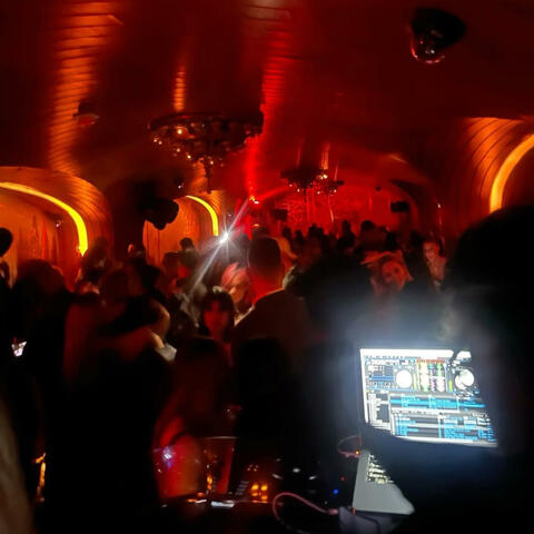 2 Man (feat. P.M. TJ)