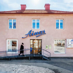 Häng med till Ainas café