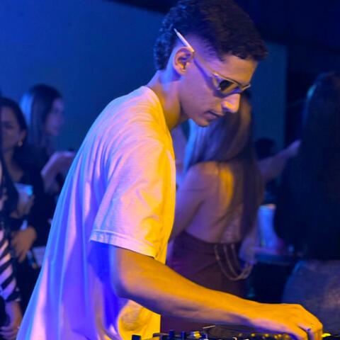 EU ME REMEIXO MUITO (ELETROFUNK)