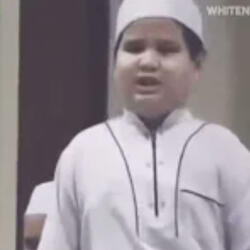 طفل مكفوف يقرأ القرآن