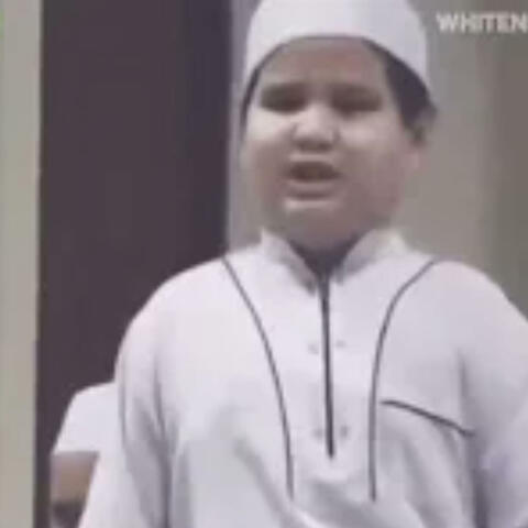 طفل مكفوف يقرأ القرآن