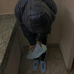 Chasin Dollas (feat. RiCHWRLD)