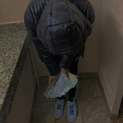 Chasin Dollas (feat. RiCHWRLD)