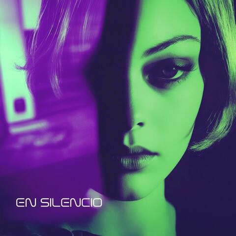 En Silencio.