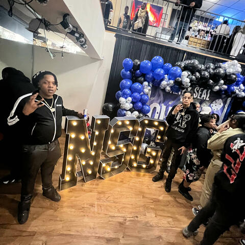 Blue hunnits (feat. Big davie)