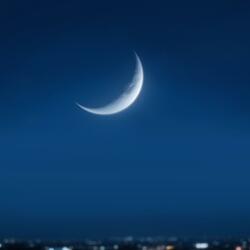 三日月の下で