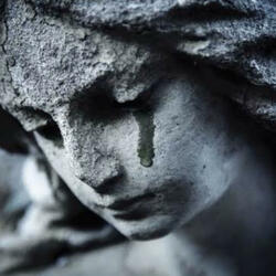 La Statue Pleure