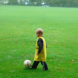 Le ballon de foot contre le mur