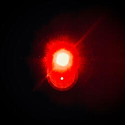 JAG STÅR HÄR ÄNNU