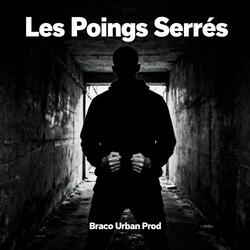 les poings serrés