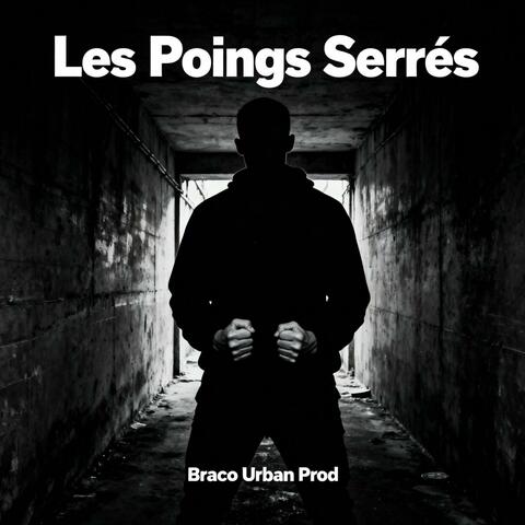 les poings serrés
