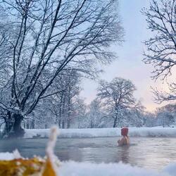 Eisbach im Schnee