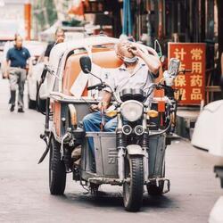 私跟着