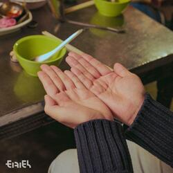 나 주는 줄 알고 손 내밀었잖아