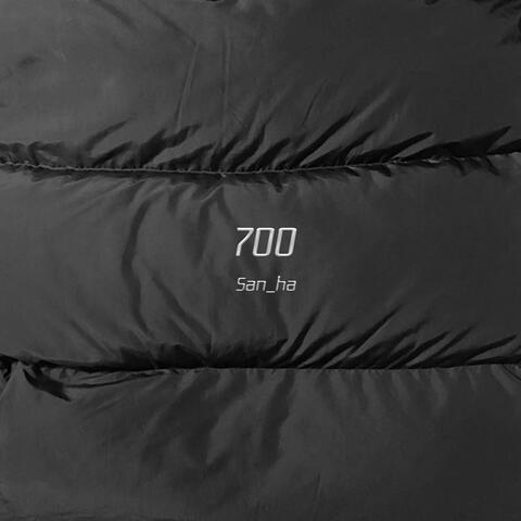 700