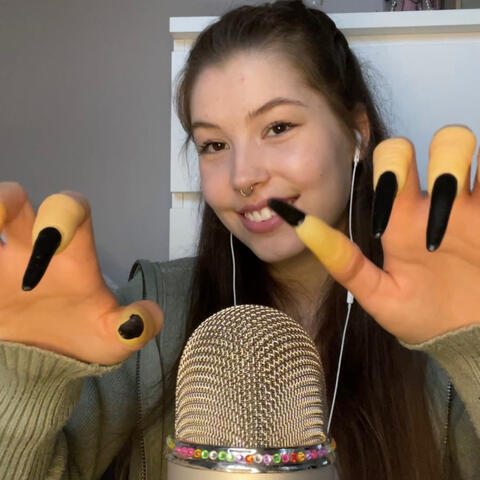 Mic Scratching with Very Long Nails