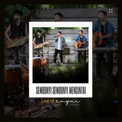Sembunyi-Sembunyi Mencintai