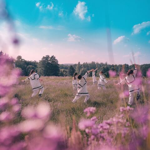 리듬에 맞는 춤을 추기 위하여 (To dance to the rhythm)