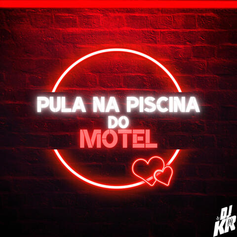 Pula Na Piscina do Motel