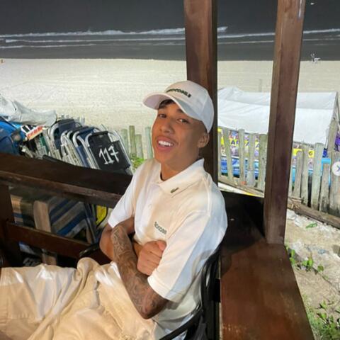 ELA SENTA E CONCENTRA