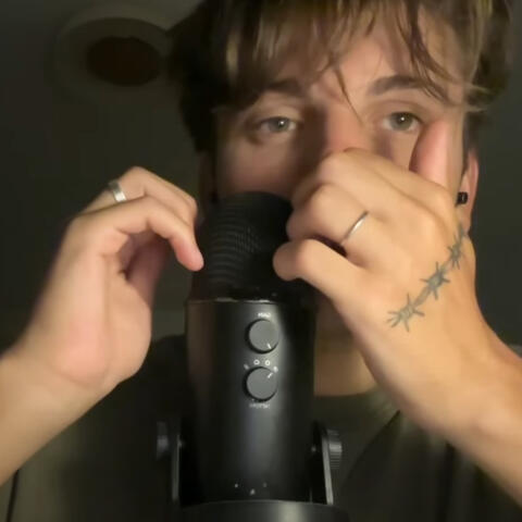 mic scratching + susurros cerca del mic asmr