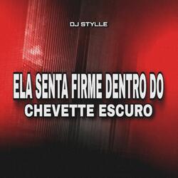 Ela senta firme dentro do Chevette escuro