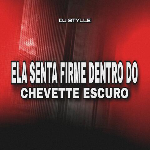 Ela senta firme dentro do Chevette escuro