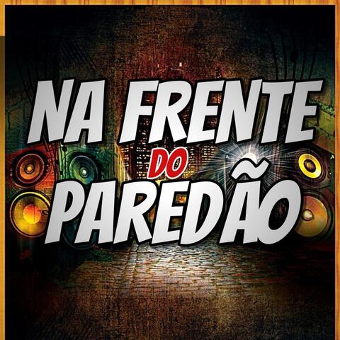 NA FRENTE DO PAREDAO