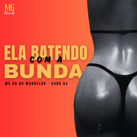 ELA BATENDO COM A BUNDA