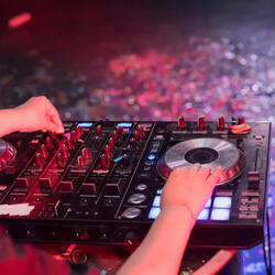 Những cô nàng ham vật chất