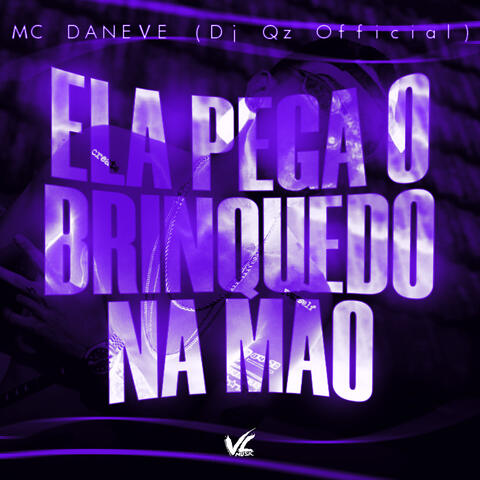 Ela Pega o Brinquedo Na Mão