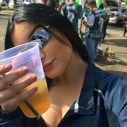 Tipo atriz porno ela desce rebolando