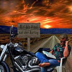 Mit der Bibel auf der Harley