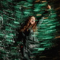 Танцую грустная