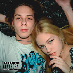 Она со мной