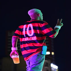 Posturado, Trajado, Elegante