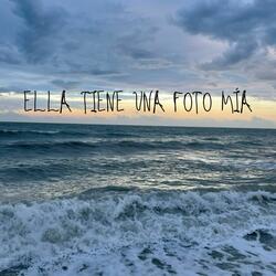 Ella Tiene una Foto Mía