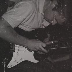 Учитель наблюдает снегопад