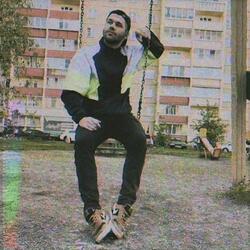 Школьница на качелях