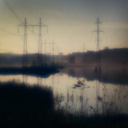 Девочка вяжет дерево