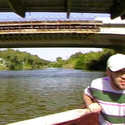 בצד השני של הנהר