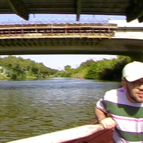 בצד השני של הנהר