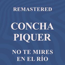 Un hombre canta y una mujer llora