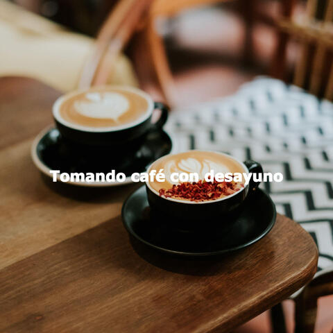 Tomando café con desayuno
